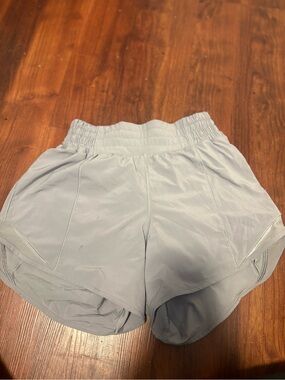 Lululemon hotty hot Women's Light Gray Elastic Waist Athletic Shorts